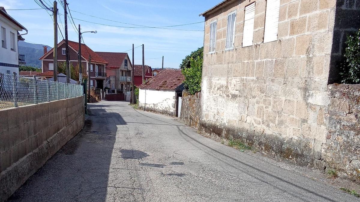 Estado que presenta la rúa San Pedro de Cesantes, que será reformada.