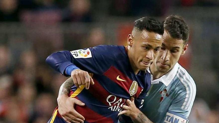 Hugo Mallo marca a Neymar durante el choque. // Andreu Dalmau (Efe)