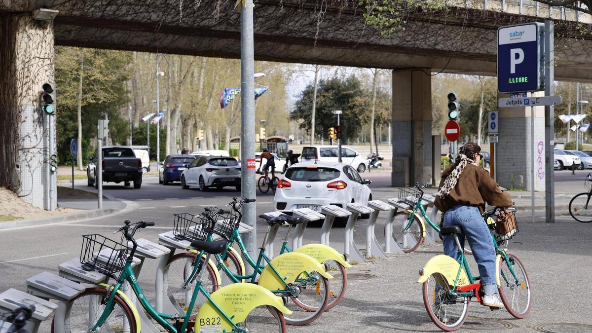 L'estació de l'avinguda Ramon Folch és una de les més utilizades.