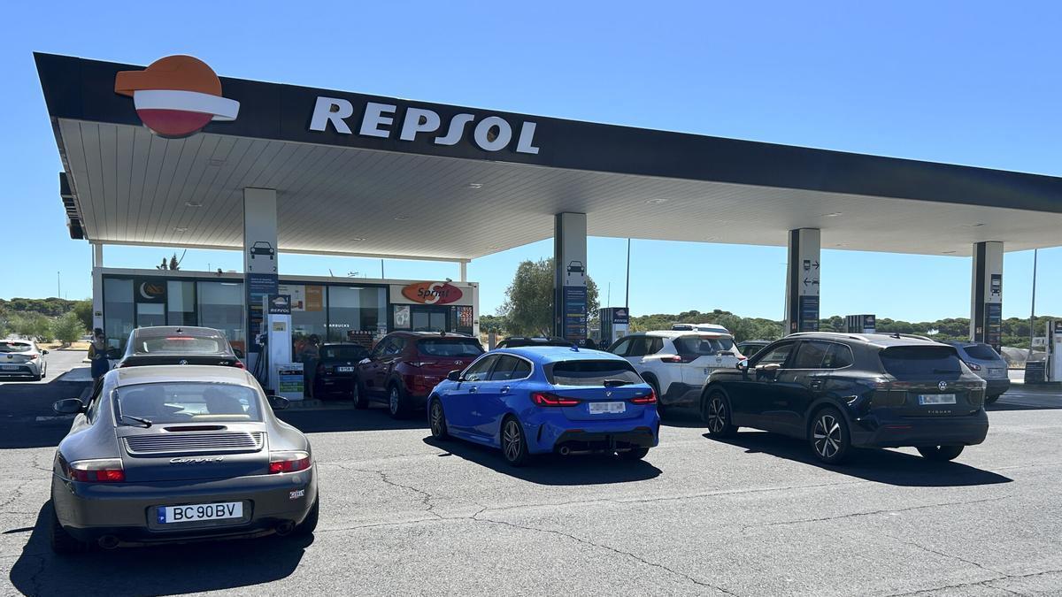 Imagen de vehículos esperando para repostar.