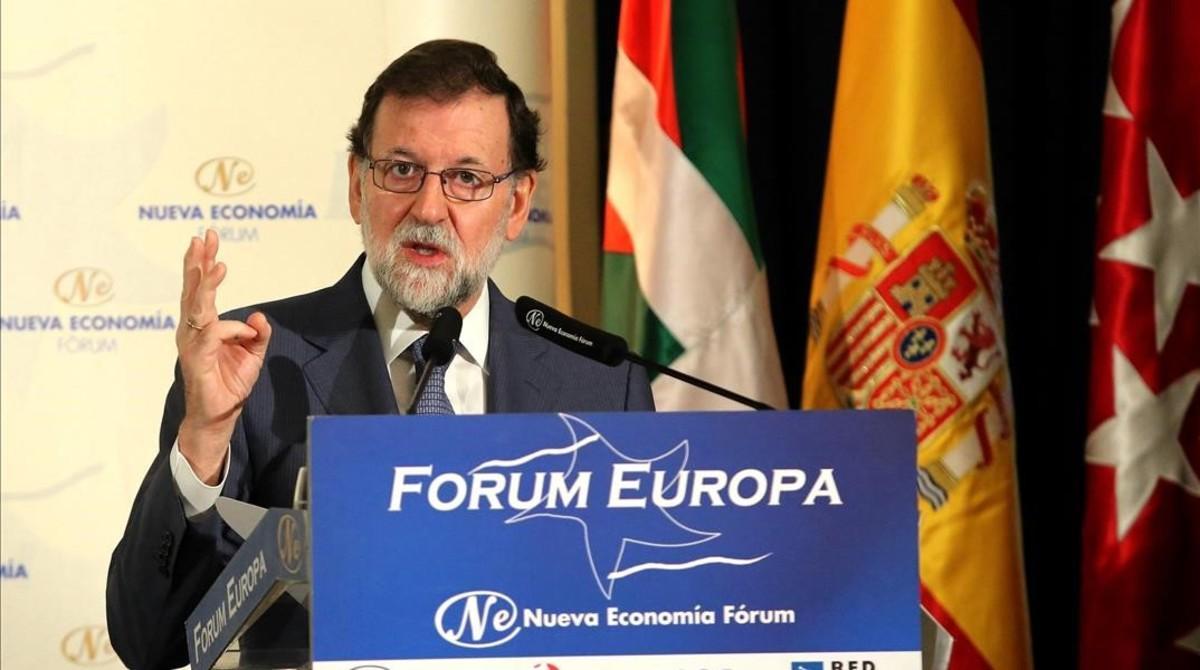Mariano Rajoy, durante la presentación de una conferencia del dirigente del PP vasco Alfonso Alonso, este lunes en Madrid.