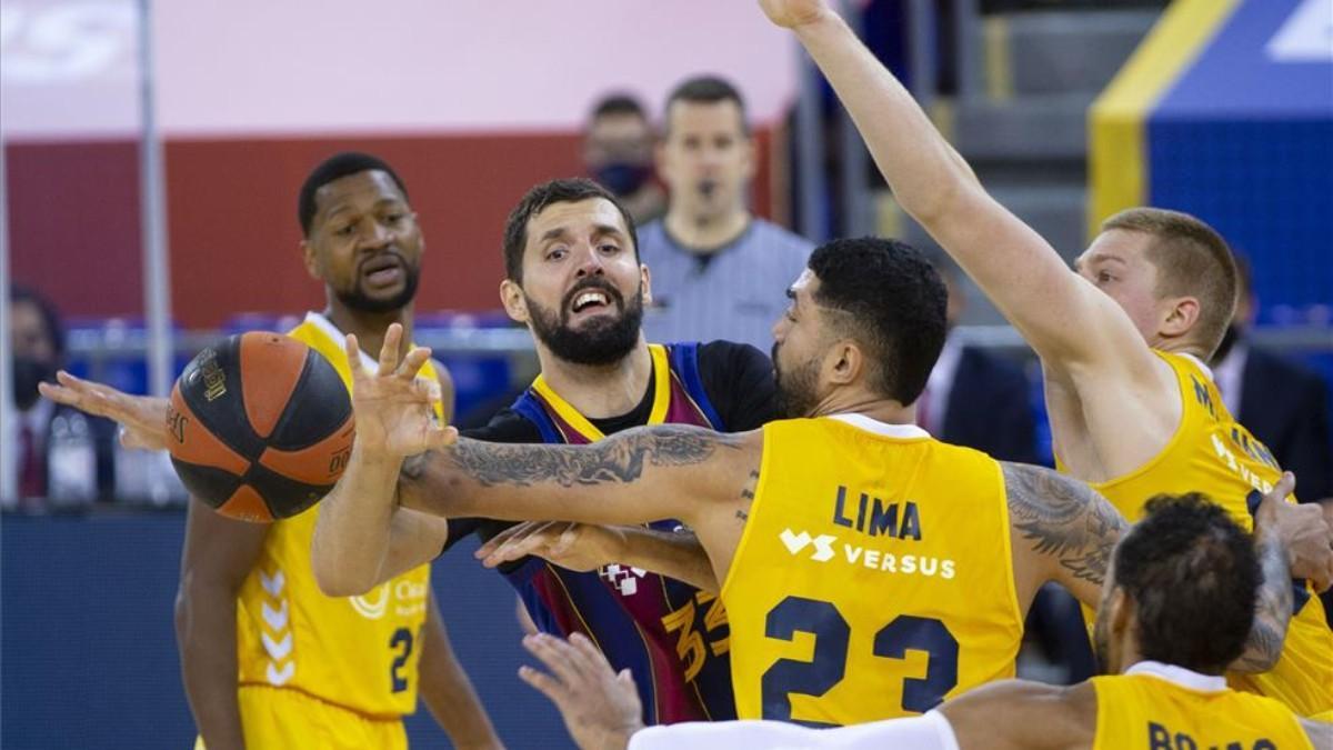 Mirotic, rodeado de rivales del UCAM Murcia