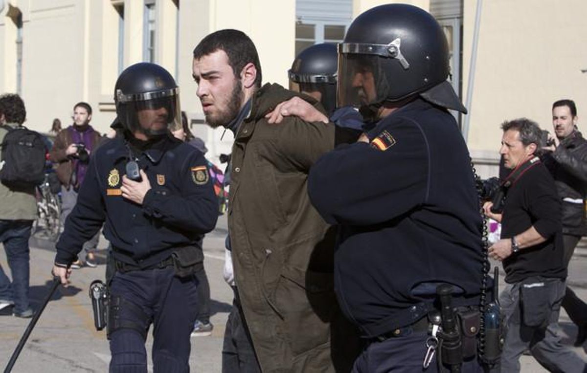 Un dels detinguts en les protestes contra les retallades en matèria educativa.