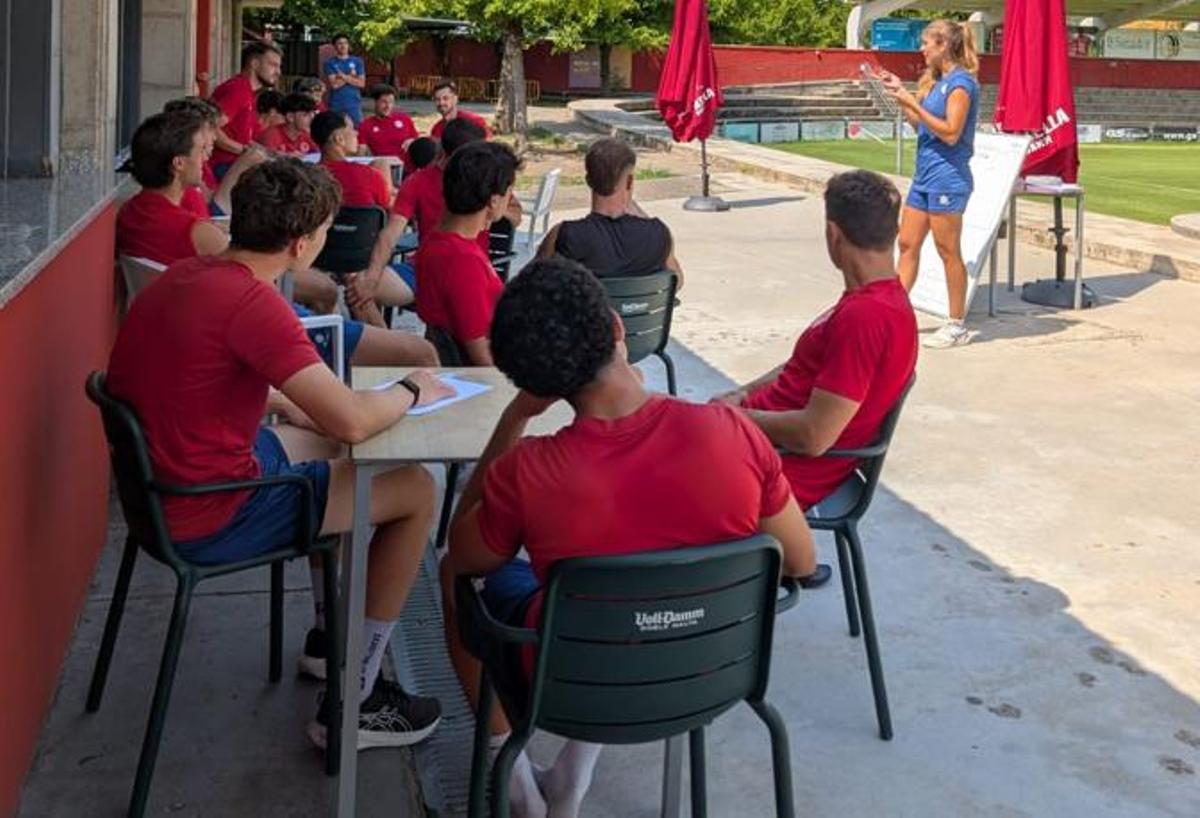 Nora Ayala, fent una xerrada a la plantilla de l’Olot al Municipal de la Garrotxa.