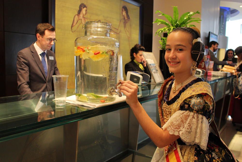 Daniela descubre un clásico londinense: los dispensadores de agua aromatizada.