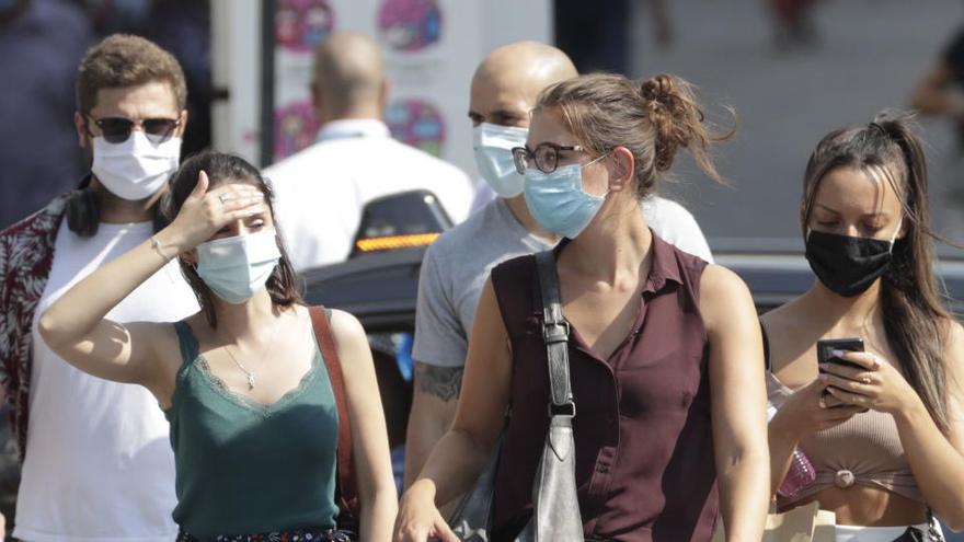 Varias personas caminan con mascarillas en su rostro en Bruselas.