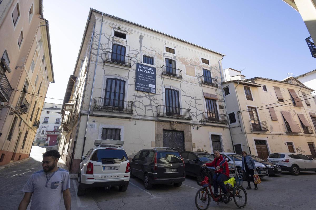 L’antiga casa senyorial de la plaça Mossén Urios en la qual s’ha penjat el cartell d’“es ven”