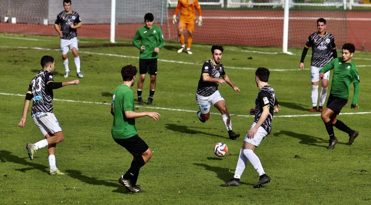 Una imagen del partido entre el Universidad y el Puerto Vega. | IRMA COLLÍN