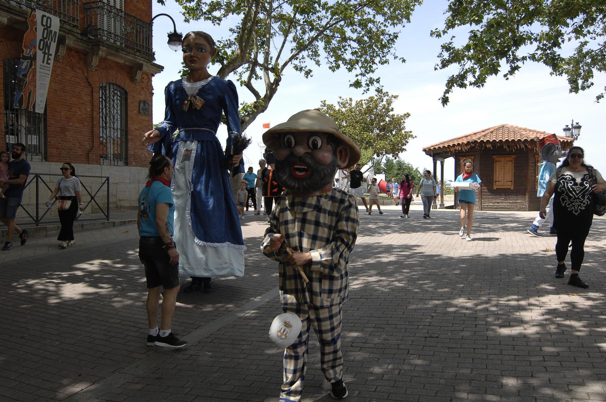 GALERÍA | Pasacalles de gigantes y cabezudos