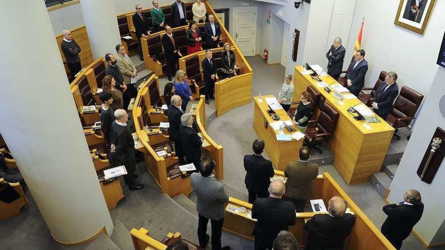 Diputados en pie en el minuto de silencio que se guardó ayer en la Diputación por los marineros fallecidos.