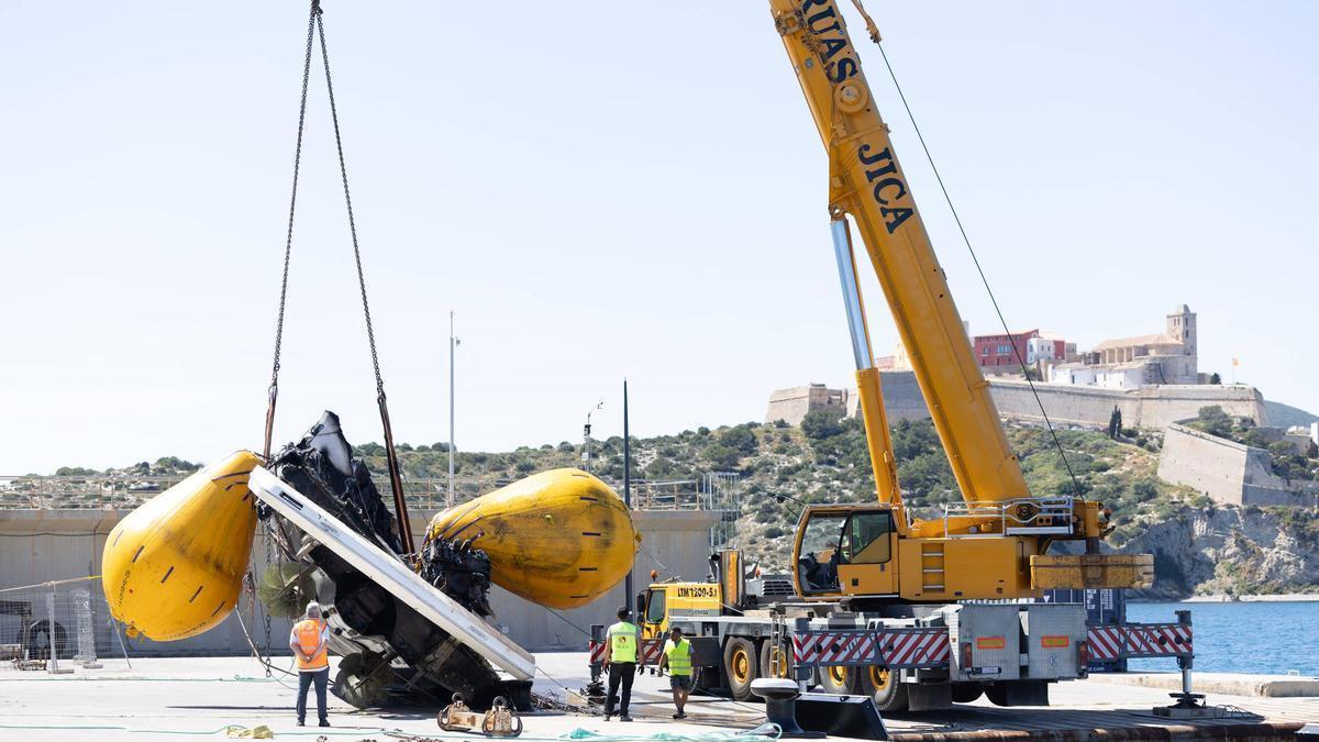 Espectaculares imágenes de la recuperación del yate que se incendió y se hundió en Ibiza