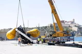 Espectaculares imágenes de la recuperación del yate que se incendió y se hundió en Ibiza