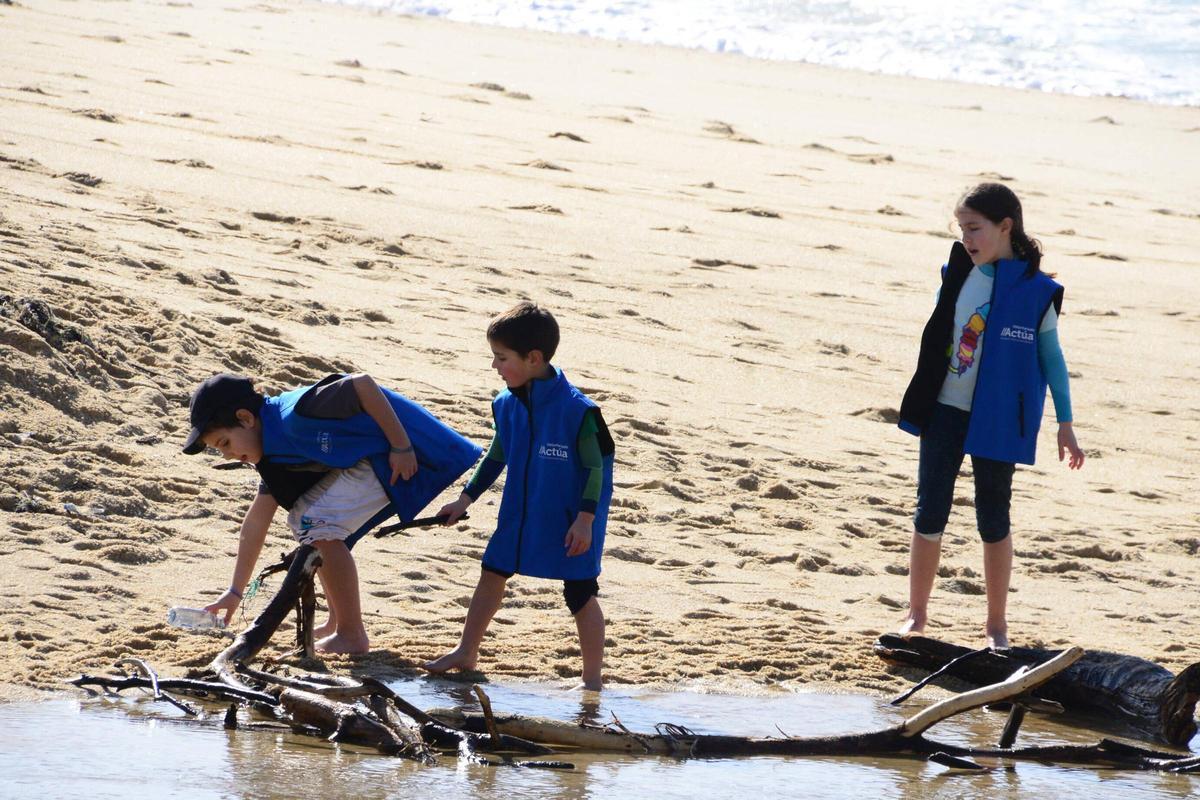 La limpieza de la playa de Area de Bon, en Bueu, en imágenes (I)