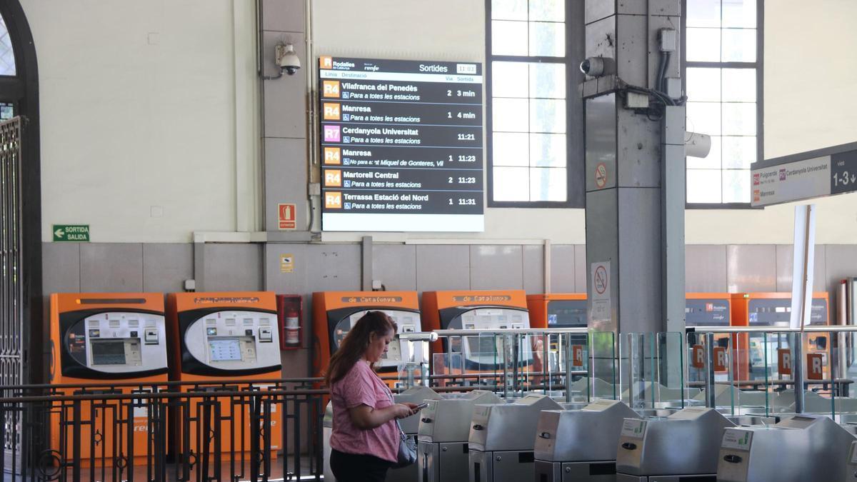 Una pantalla a l'interior de l'estació de de Fabra i Puig de Rodalies