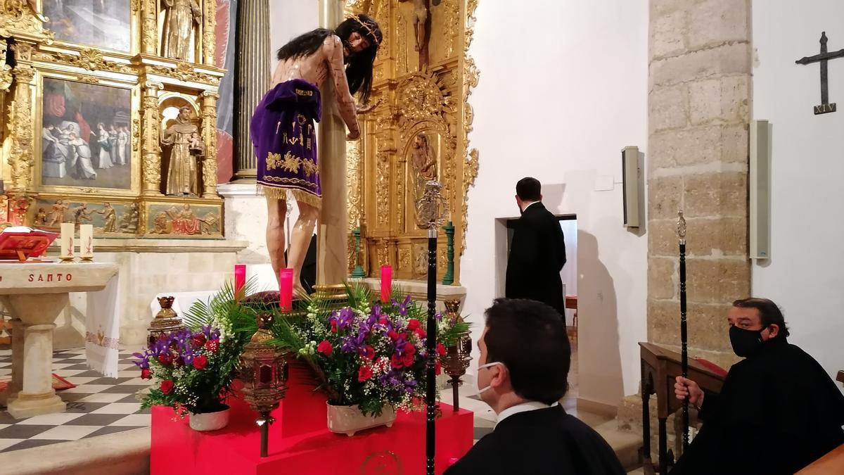 Dos cofrades admiran la imagen del Santo Ecce Homo en la fiesta celebrada el pasado año