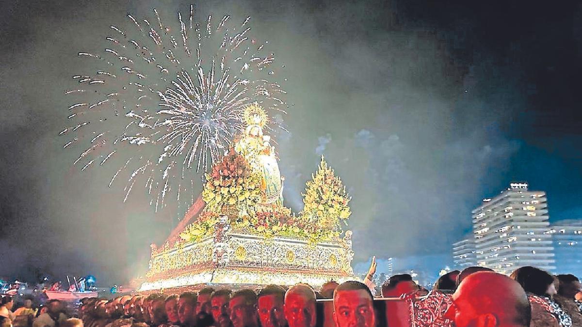 Miles de personas acompañan cada año a la Virgen del Carmen, patrona de Los Boliches.