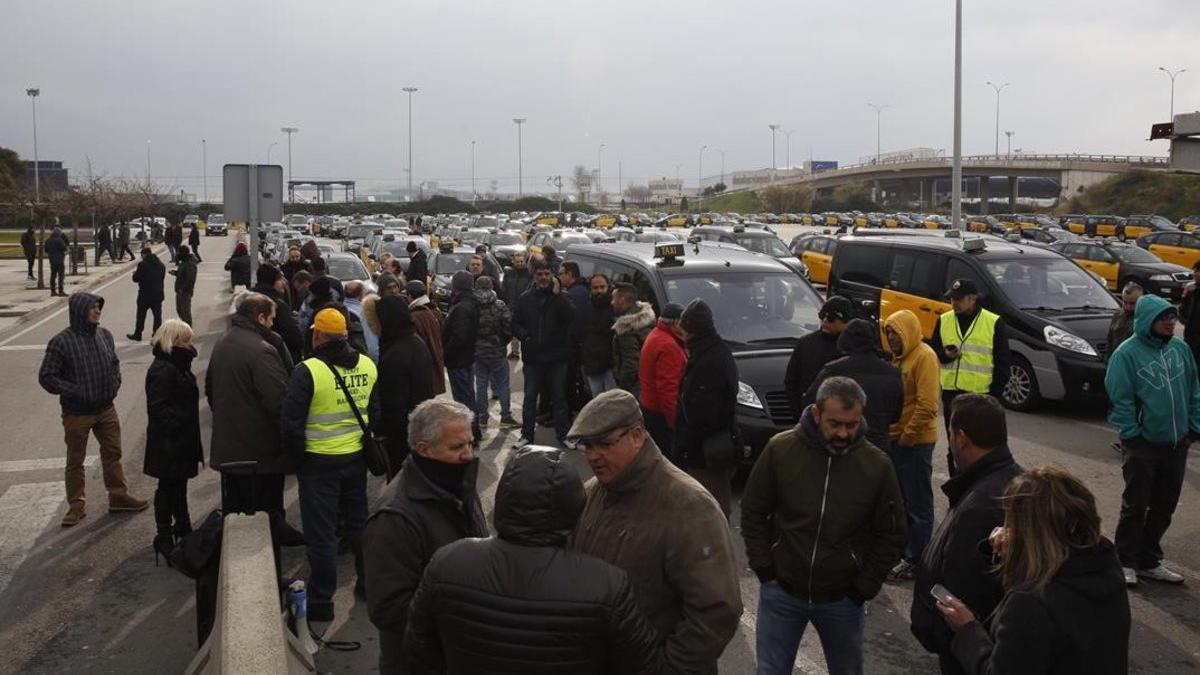 Taxistas esperan la celebración de la asamblea en la T2 del aeropuerto de Barcelona