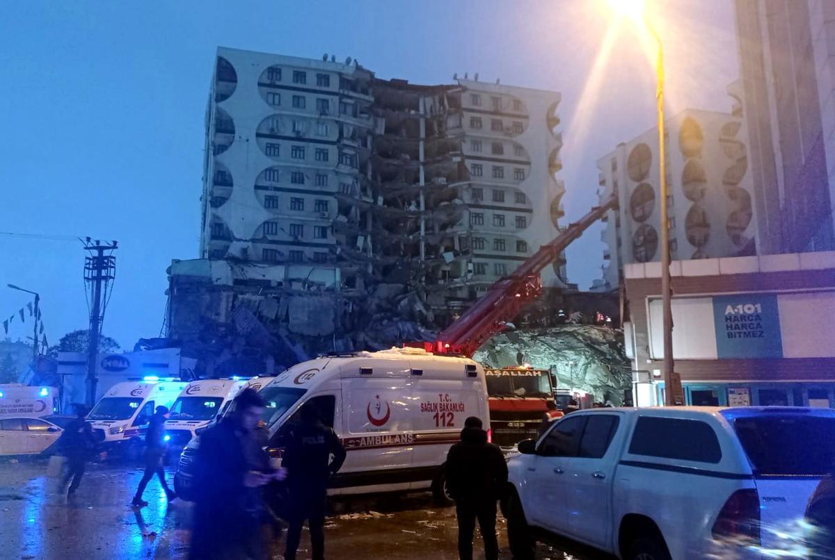 Diyarbakir (Turkey), 06/02/2023.- Turkish soldiers and medics work at the site of a collapsed building after an earthquake in Diyarbakir, Turkey 06 February 2023. According to the US Geological Service, an earthquake with a preliminary magnitude of 7.8 struck southeast Turkey close to the Syrian border. The earthquake caused buildings to collapse and sent shockwaves over northwest Syria, Cyprus, and Lebanon. (Terremoto/sismo, Chipre, Líbano, Siria, Turquía) EFE/EPA/DENIZ TEKIN