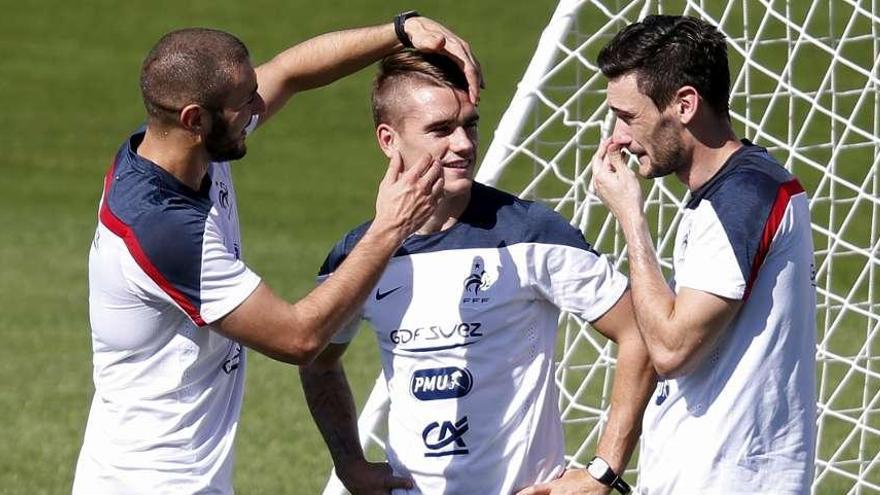 Benzema bromea con Griezmann en presencia de Lloris.