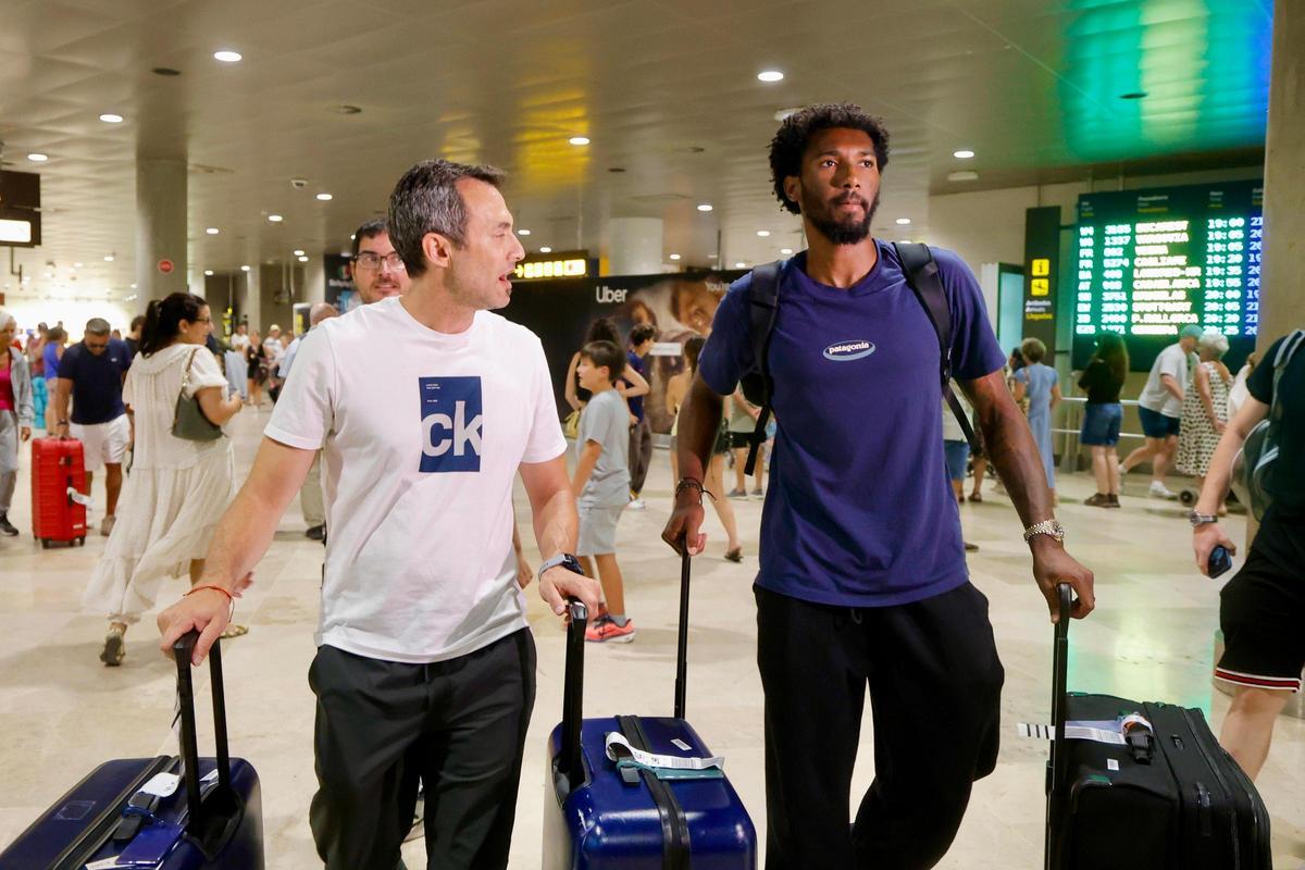 Armoni Brooks, con el delegado del primer equipo, Alfonso Castilla.