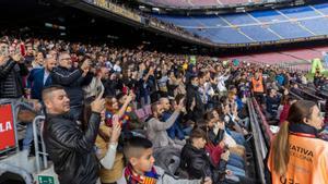 Entrenamiento de puertas abiertas del Barça en el Camp Nou. Afición