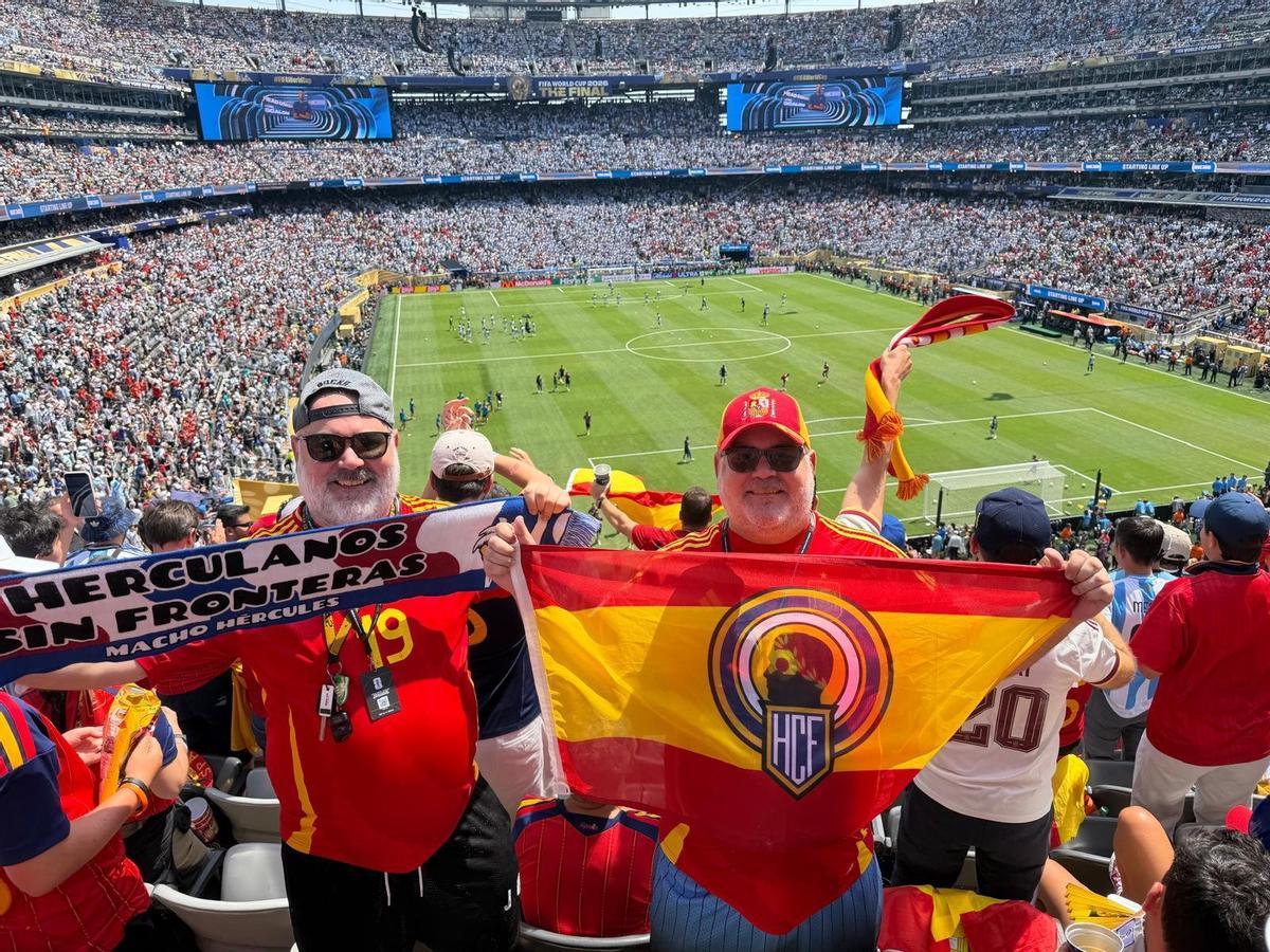 Aficionados del Hércules posan en el estadio de la final del Mundial antes de empezar el partido