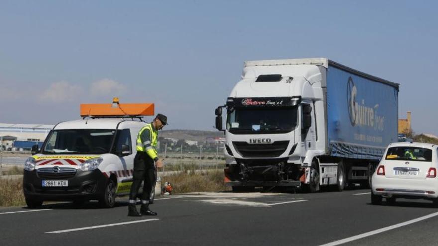 El camión implicado en el accidente, en la N-332