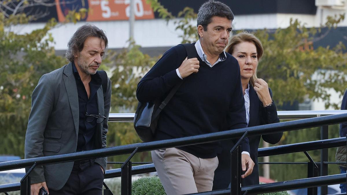 José Manuel Cuenca, Carlos Mazón y Susana Camarero acceden al Centro de Coordinación de Emergencias de l'Eliana el 18 de noviembre de 2024.