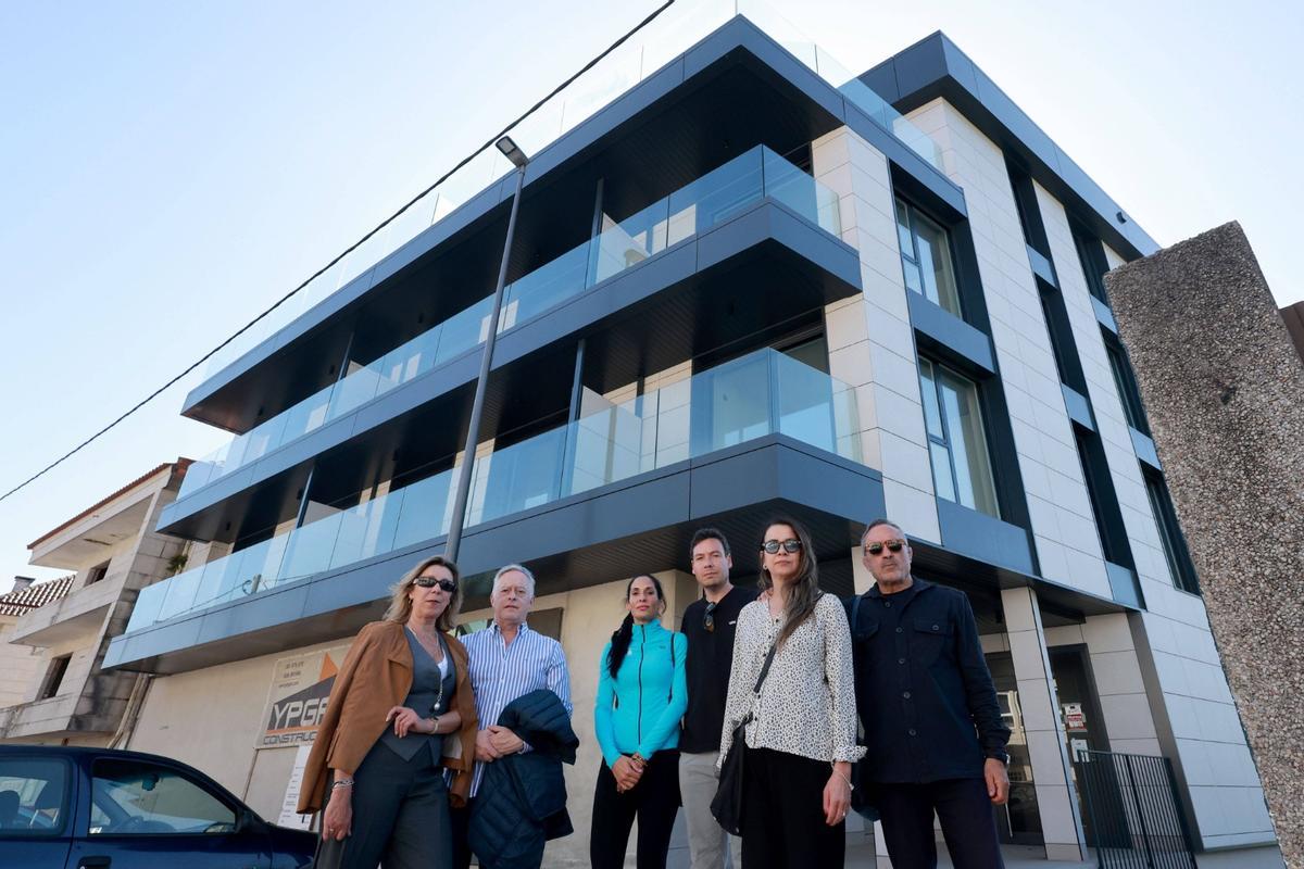 Los compradores, ante el edificio donde se ubican las viviendas que no les entregan.
