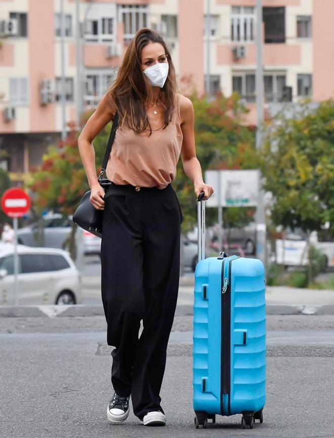 Eva González con pantalones relajados, Converse negras y camiseta de tirantes