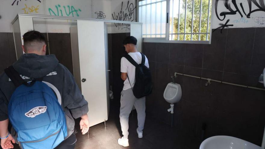 Baños públicos de San Diego, con pintadas. | Iago López