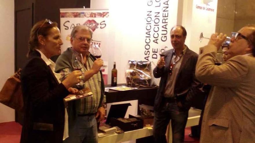 Visitantes del Salón del Gourmet catan uno de los vinos que promociona el grupo Torguvi.