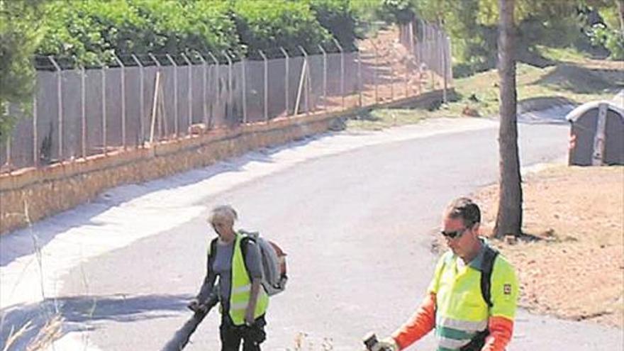 Onda trabaja en la ermita para la típica romería del Salvador