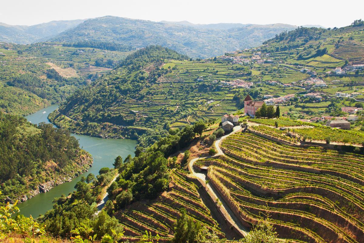 Pueblos a los pies de los viñedos del valle do Douro