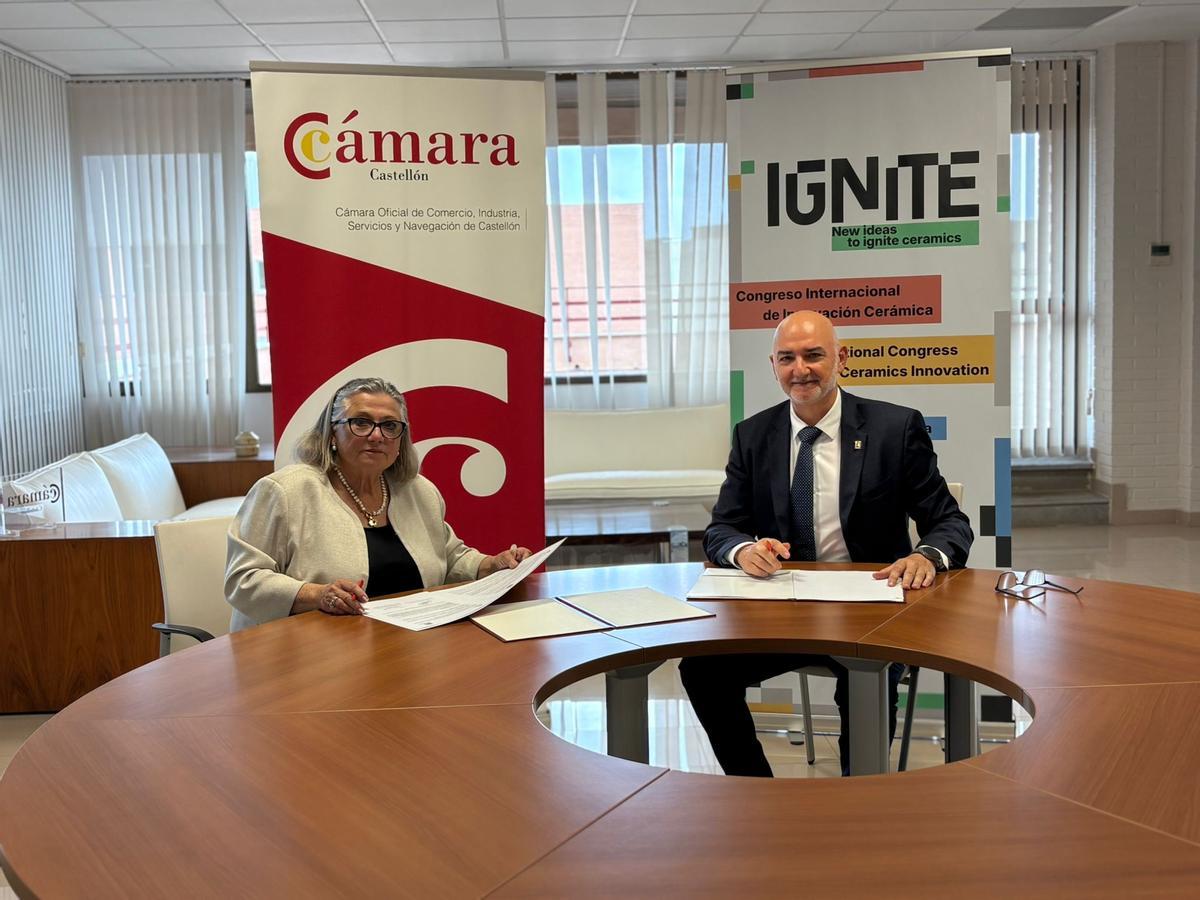 Firma del convenio para incorporar a una nueva entidad al congreso Ignite.