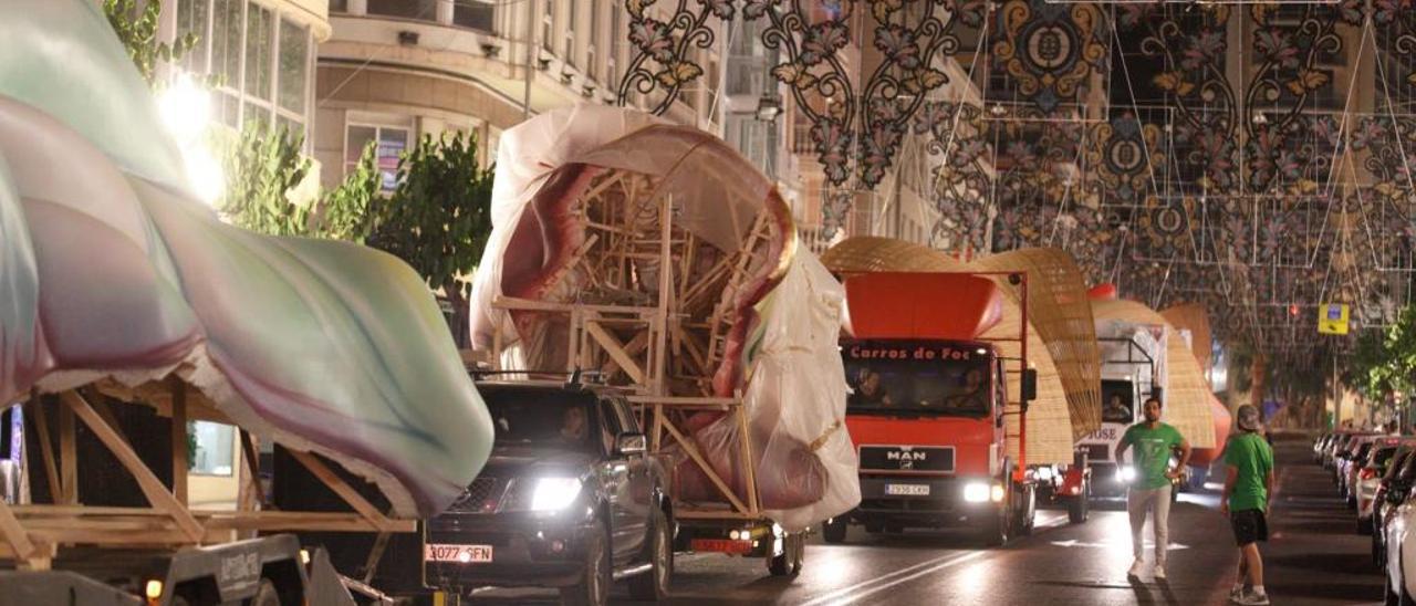 La Hoguera Oficial llegó de madrugada repartida en camiones a la plaza del Ayuntamiento.