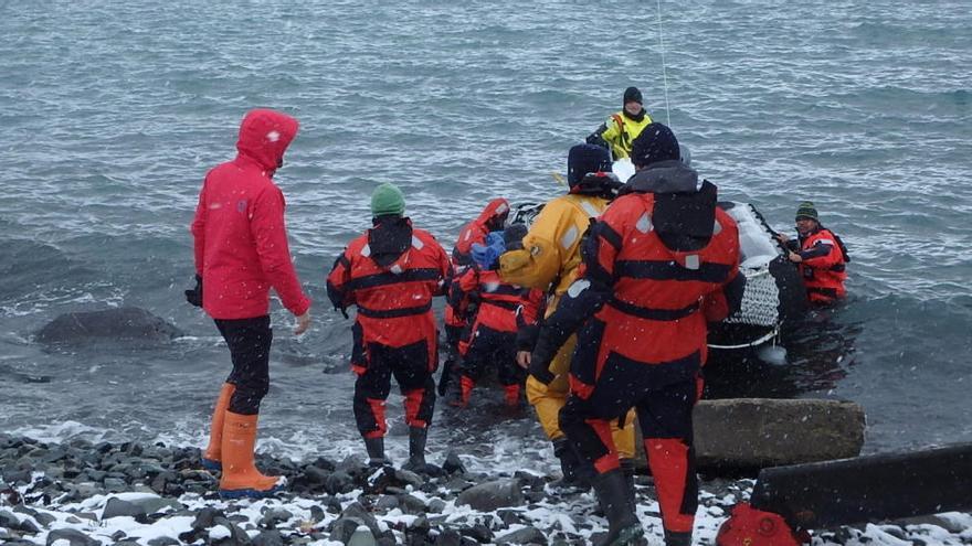 Dur fins a terra el material que arriba per mar és una de les tasques més complicades i carregoses