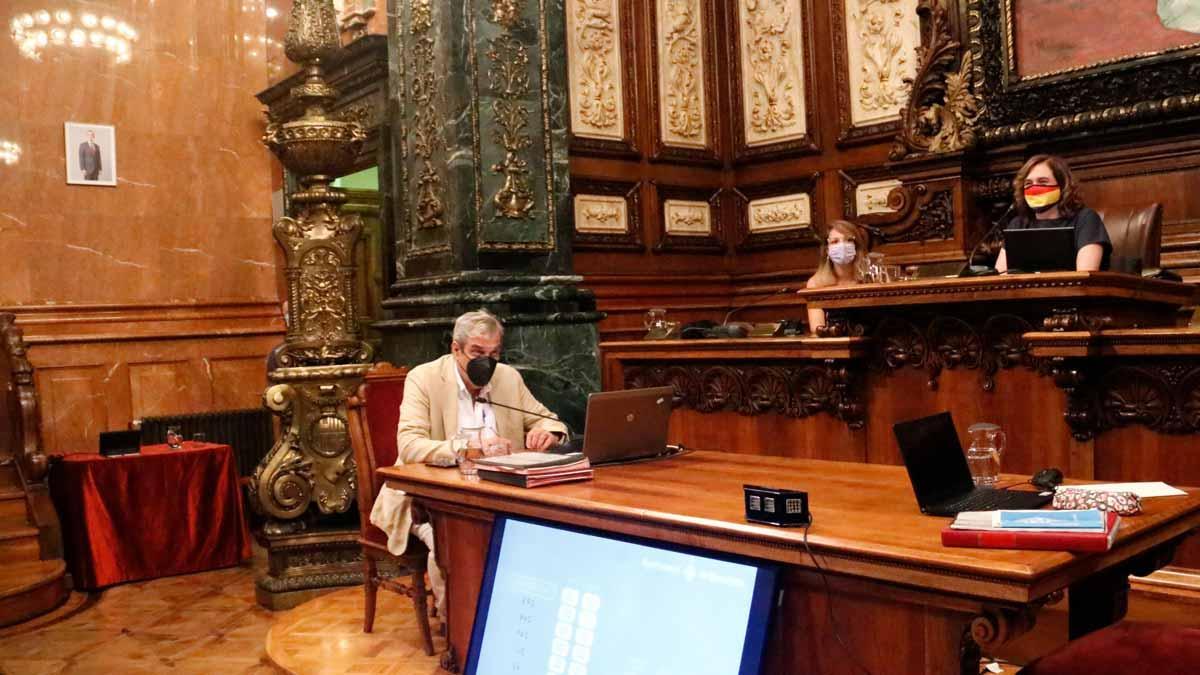 Inicio del pleno del Ajuntament de Barcelona con una foto del rey Felipe VI en la sala