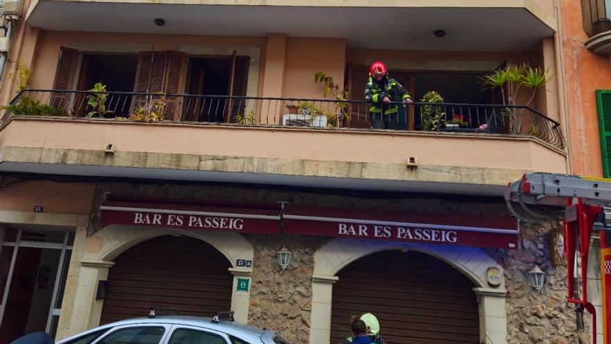 Un bombero, en el balcón de la vivienda donde se ha producido el incendio.