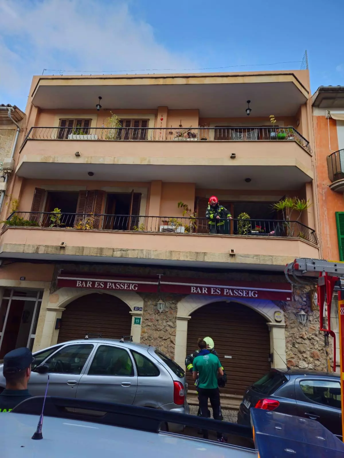 Un policía local y un bombero fuera de servicio sofocan un incendio en un domicilio en Bunyola