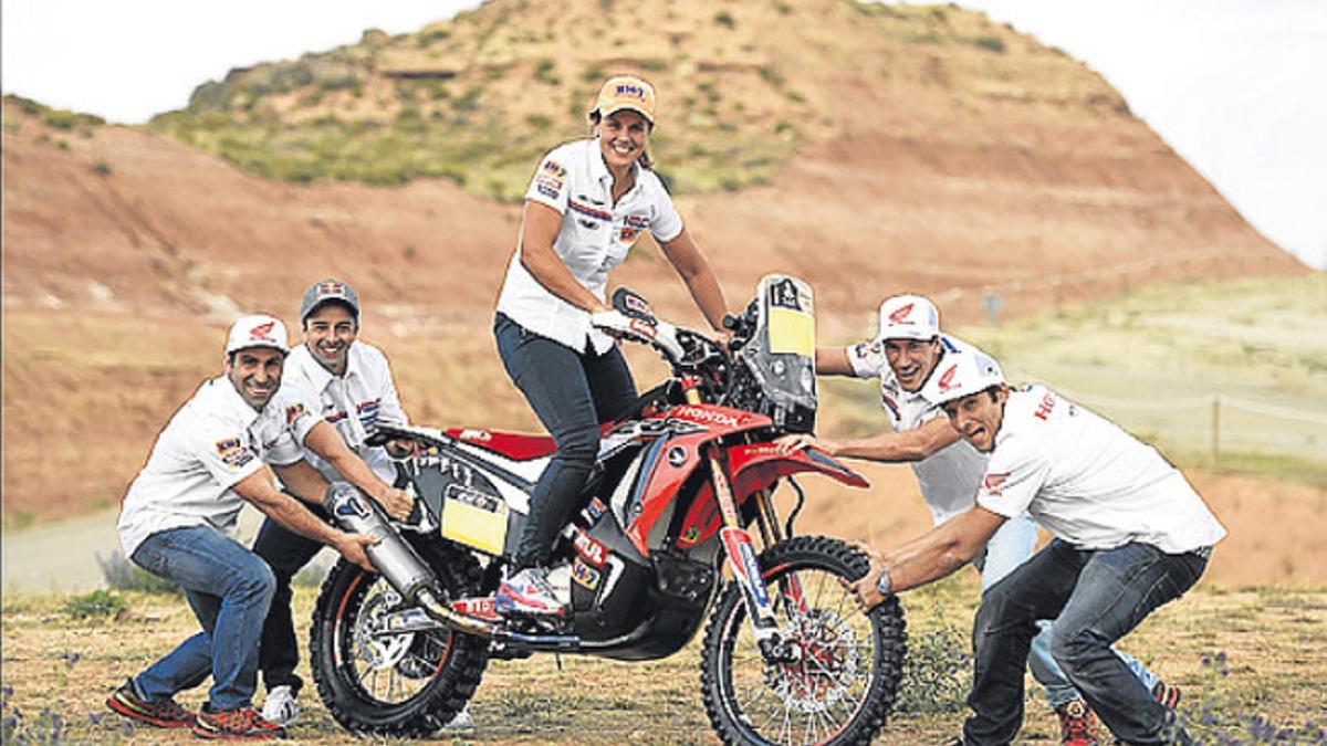 Laia Sanz posa con su moto y su equipo de HRC para el próximo Dakar