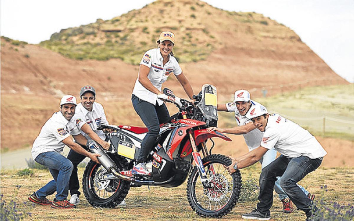 Laia Sanz posa con su moto y su equipo de HRC para el próximo Dakar