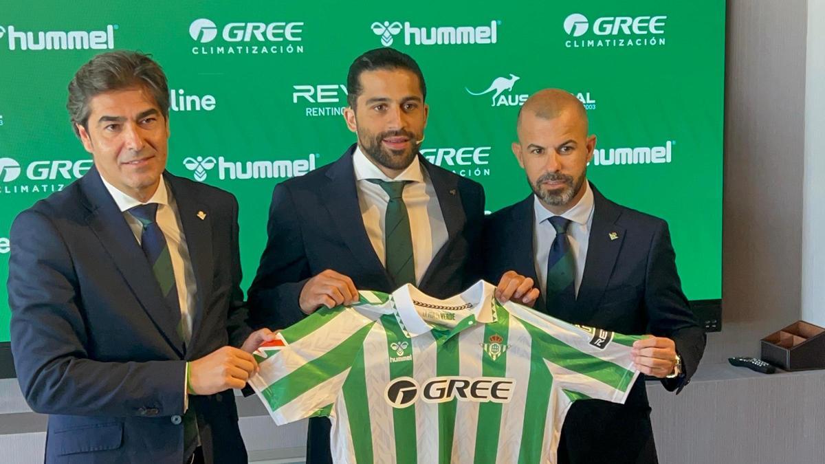 Ricardo Rodríguez junto a Ángel Haro y Manu Fajardo en su presentación