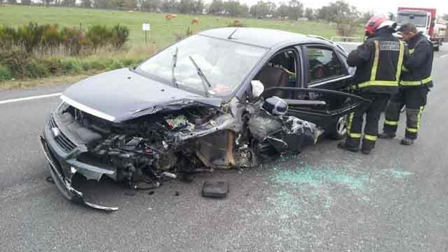 Estado de uno de los vehículos implicados en el accidente ocurrido en Mombuey.