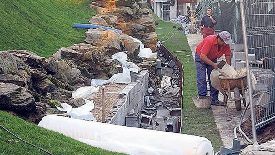 Zonas con césped rodean los restos arqueológicos del Campillo. // R.V.