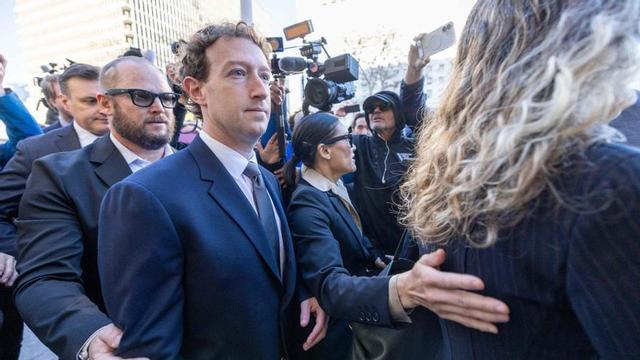 El director executiu de Meta, Mark Zuckerberg, arriba al tribunal de justícia de Los Angeles, al febrer. | JILL CONNELLY / AFP