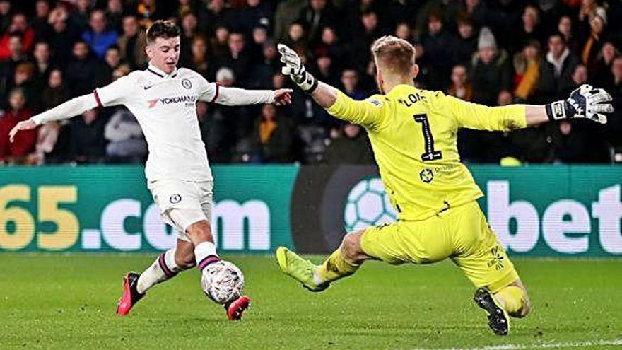 Mason Mount intenta superar la sortida del porter George Long