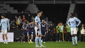 Marcos Alonso, Ferran Jutglà e Ilaix Moriba, alicaídos tras el gol del empate del Olympique de Lyon.