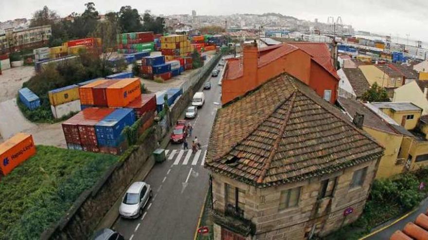 Vista parcial del recinto de contenedores (izq.) y de las viviendas situadas en frente. // Marta G. Brea