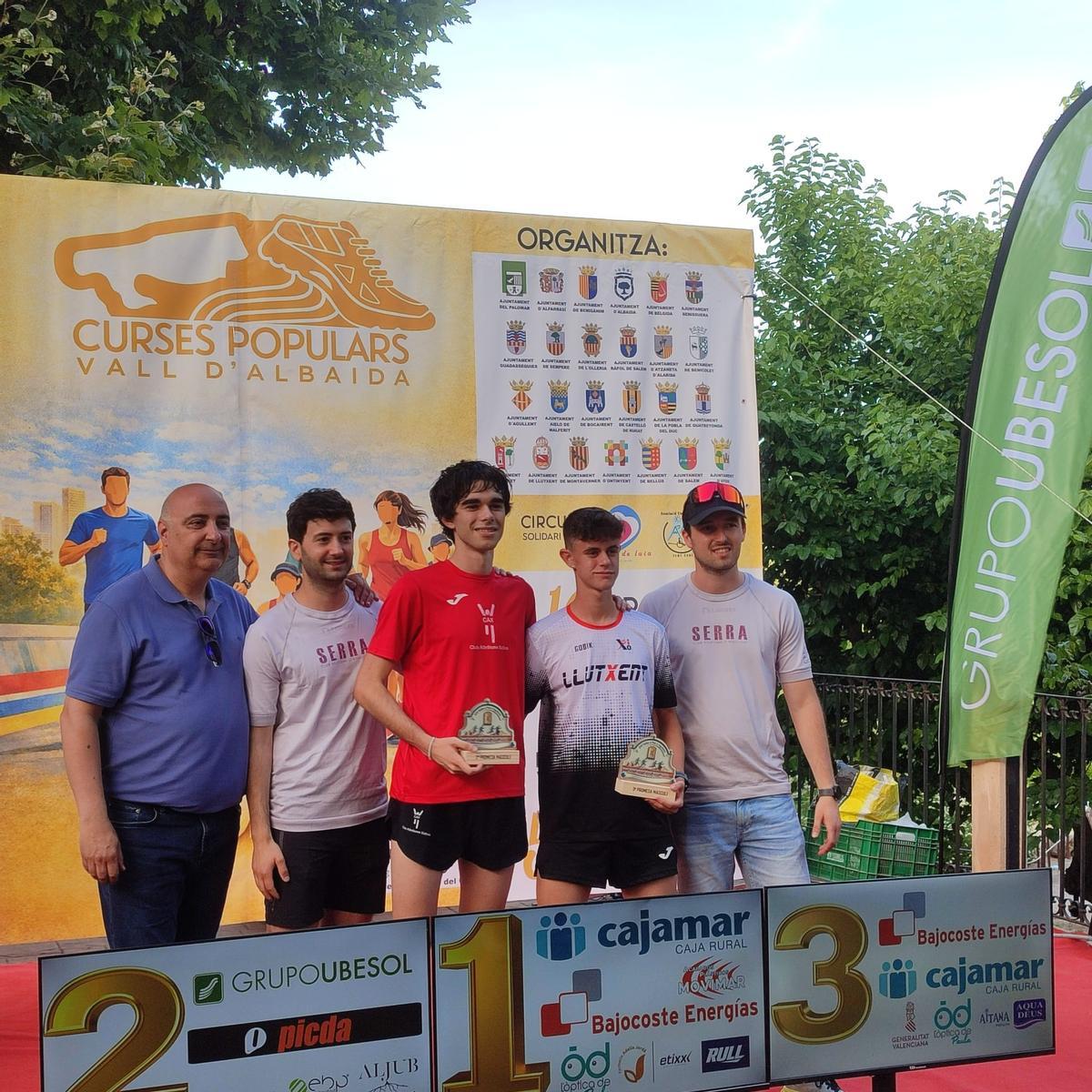 Atletas del CAX Xàtiva en el podio de la Volta a Peu de Agullent.